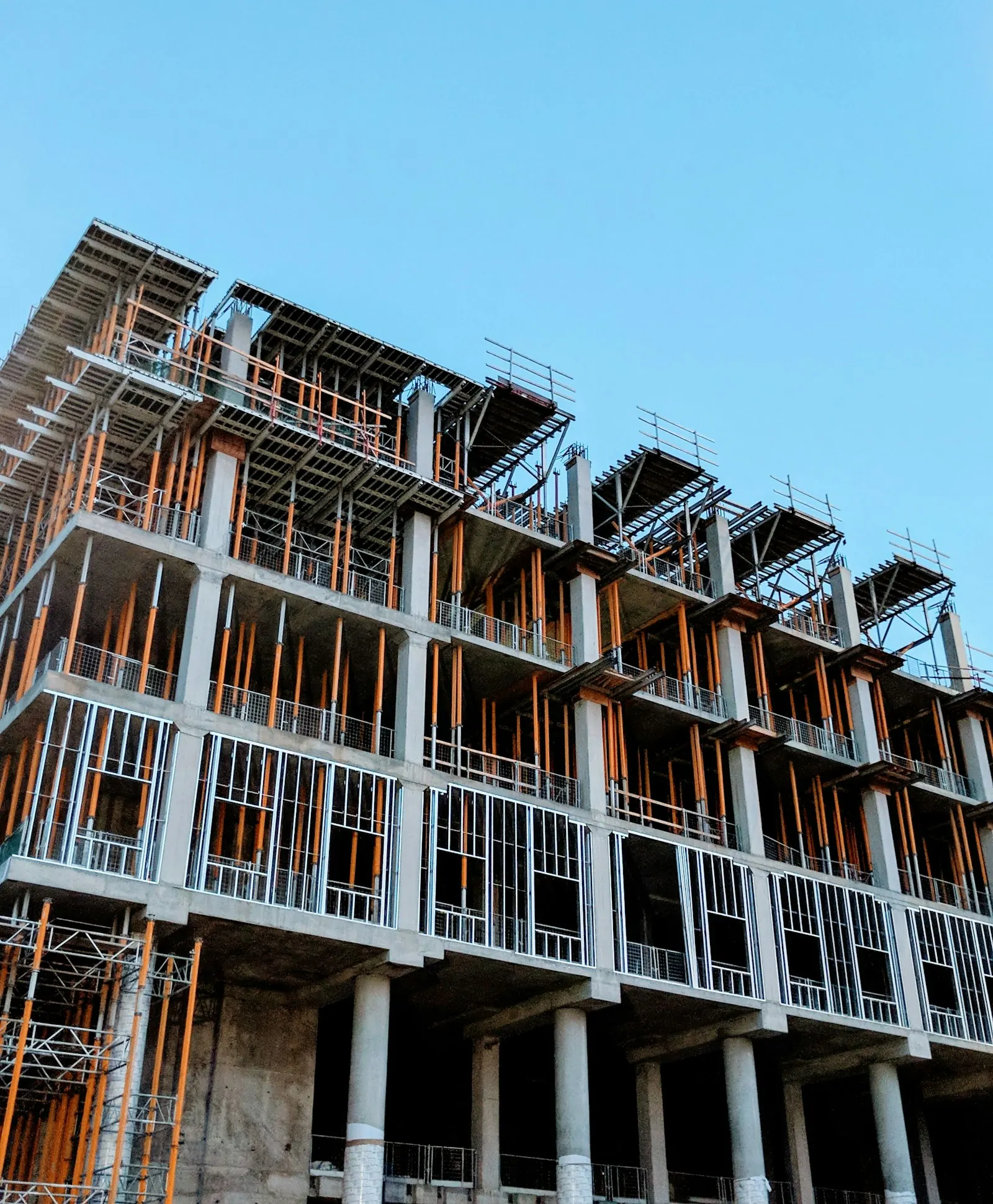 Mehrgeschossiger Wohnungsbau im Rohbau mit Betonstützen und Balkonen