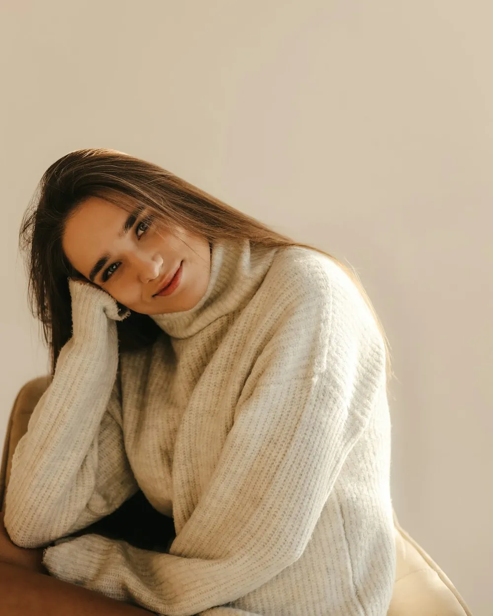 Porträt von Marie Lindqvist, Inhaberin von LUMÉA, im hellen Strickpullover